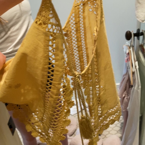 Cute yellow top! - Picture 3 of 4